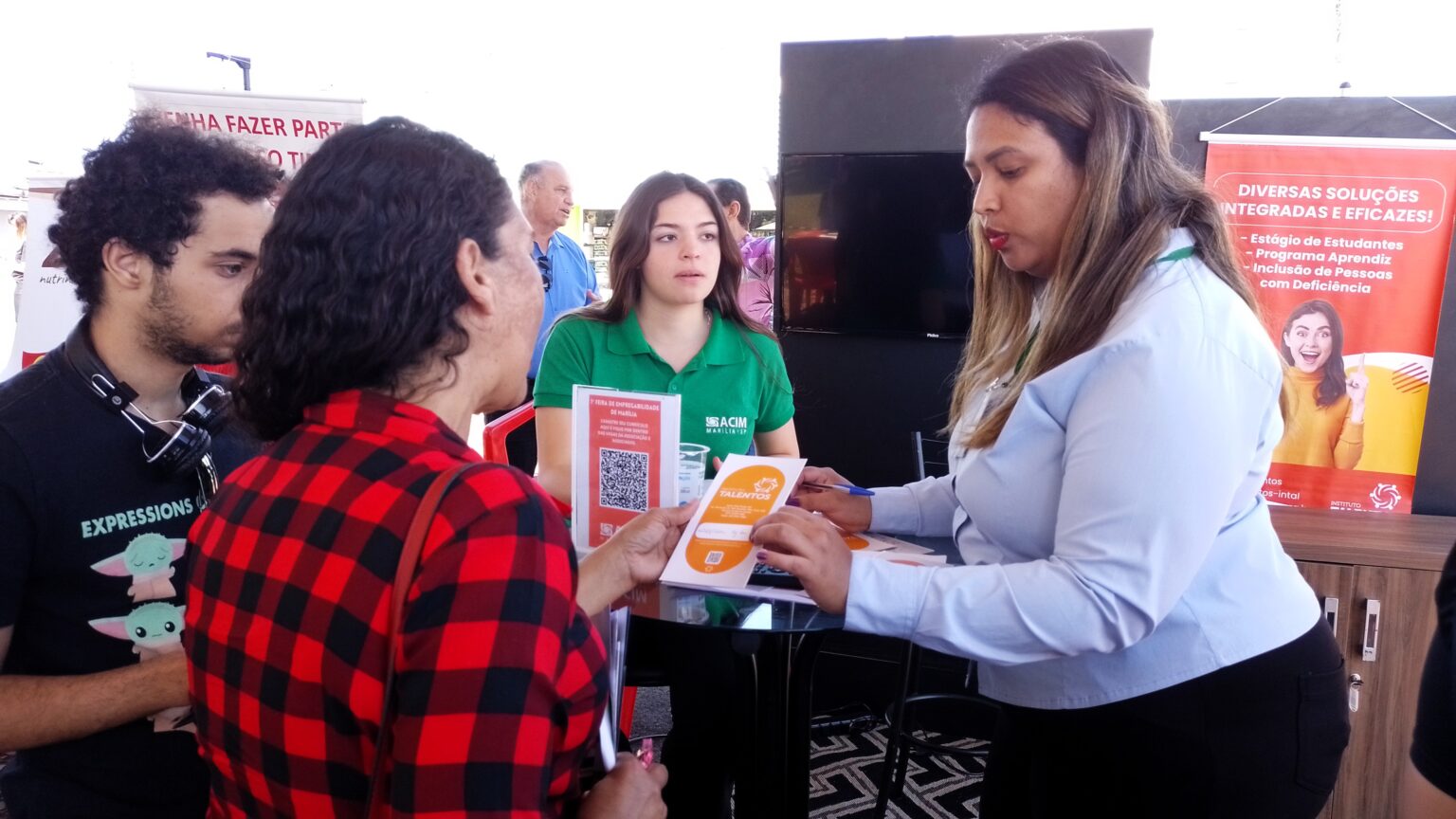 Feira De Empregabilidade Associa O Comercial Recolhe Curr Culos Para